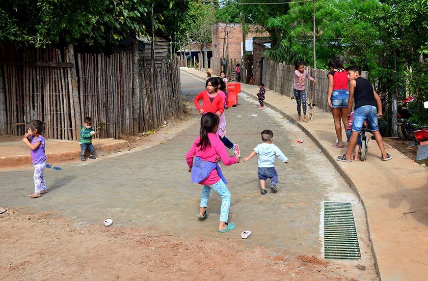 Construyen pavimento en los barrios del ProMeBa