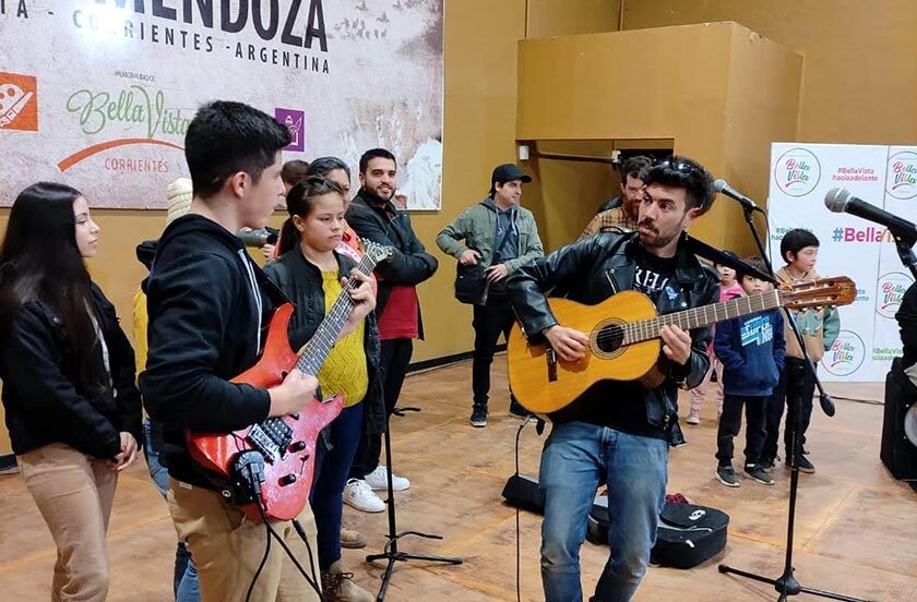 Banda española brindó charla sobre rock fusión en la Casa de la Cultura