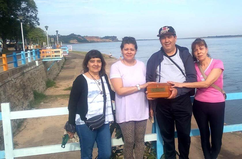 Visitaron Bella Vista para arrojar las cenizas de su padre al Río Paraná