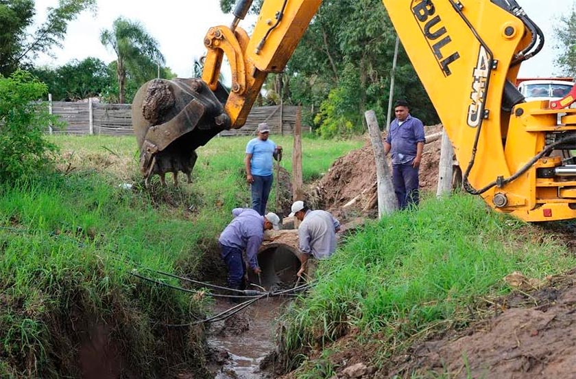 Avanzan obras de desagüe en la laguna Correa