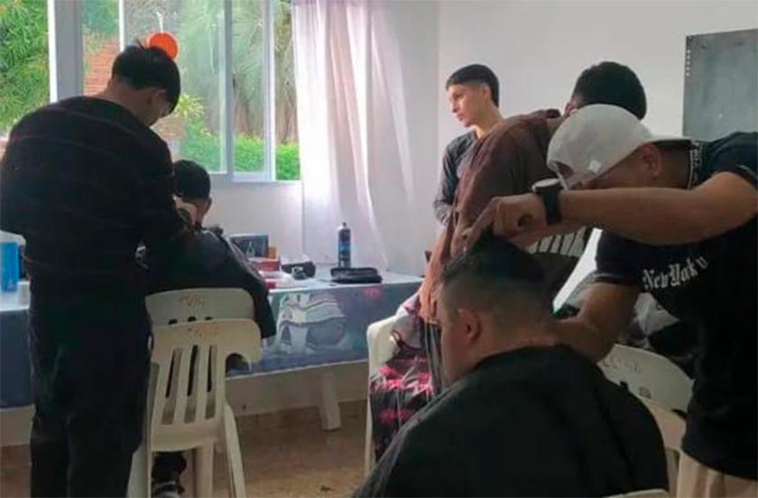 00aod69t-02 LA DIRECCIÓN DE DISCAPACIDAD ENTREGÓ MATERIALES DE TRABAJO A JÓVENES BARBEROS SOLIDARIOS EN BELLA VISTA