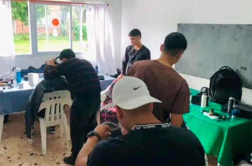 00aod69t-04 LA DIRECCIÓN DE DISCAPACIDAD ENTREGÓ MATERIALES DE TRABAJO A JÓVENES BARBEROS SOLIDARIOS EN BELLA VISTA