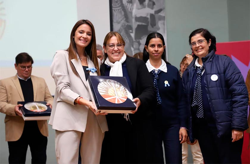La Municipalidad de Bella Vista entregó banderas de ceremonia a instituciones educativas