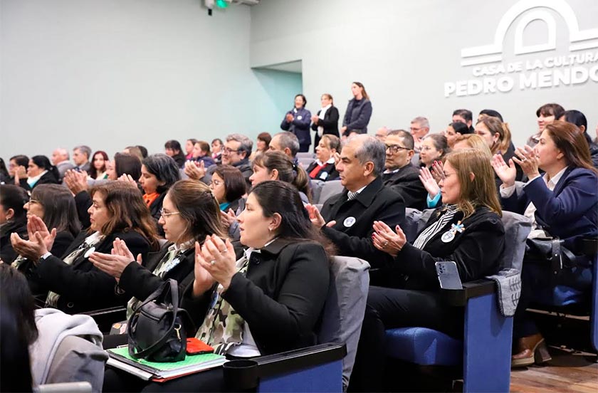 3giscokq-05 LA MUNICIPALIDAD DE BELLA VISTA ENTREGÓ BANDERAS DE CEREMONIA A INSTITUCIONES EDUCATIVAS