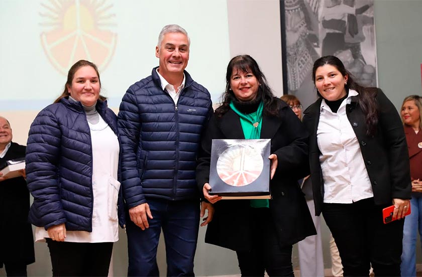 3giscokq-06 LA MUNICIPALIDAD DE BELLA VISTA ENTREGÓ BANDERAS DE CEREMONIA A INSTITUCIONES EDUCATIVAS