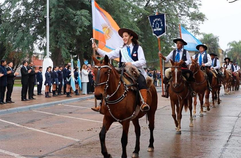 Bella Vista conmemoró el Día de la Bandera con tradicional jineteada