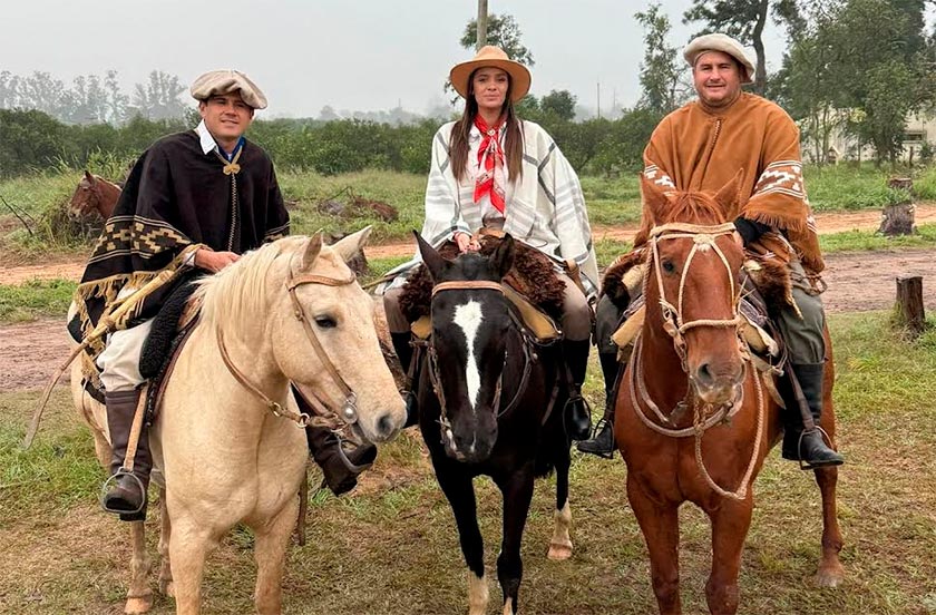 8en1r7ys-04 BELLA VISTA CONMEMORÓ EL DÍA DE LA BANDERA CON TRADICIONAL JINETEADA