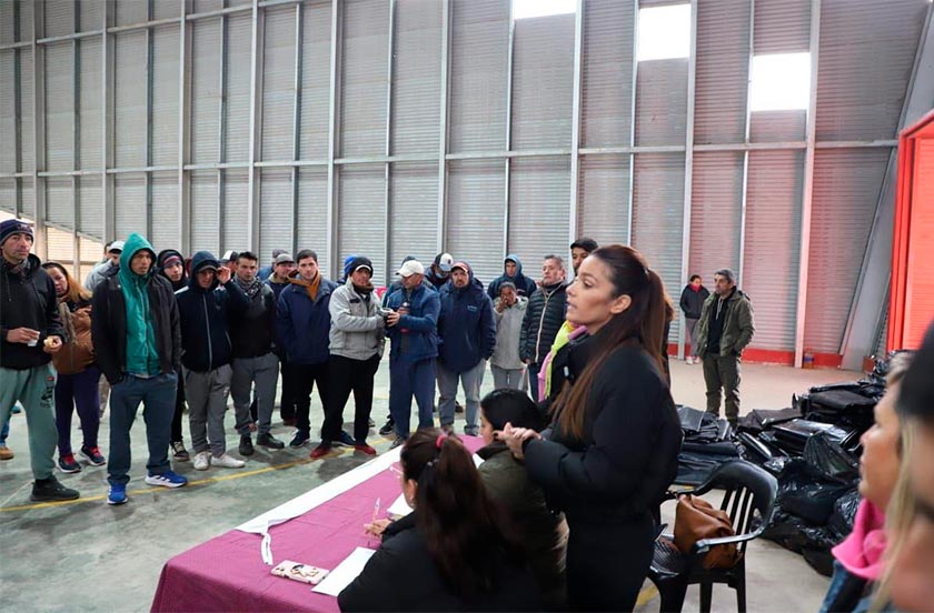 La Municipalidad entregó módulos de alimentos y plásticos a ladrilleros de la ciudad