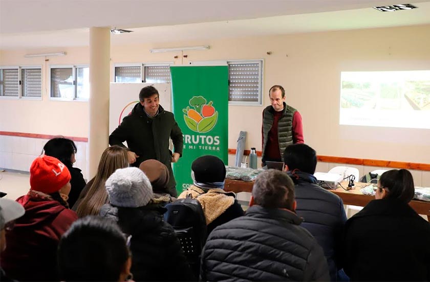 Realizaron charla y entrega de kit de semillas a productores locales