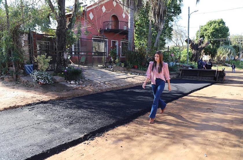 La intendente Bazzi recorrió obras de pavimentación de la calle Alvear