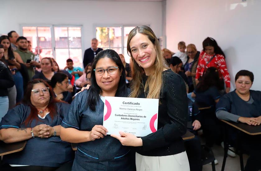 45q64dw-02 20 EGRESADOS RECIBIERON SUS CERTIFICAOS DEL CURSO DE CUIDADORES DOMICILIARIOS DE ADULTOS MAYORES