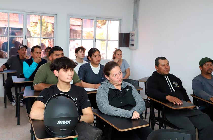 45q64dw-05 20 EGRESADOS RECIBIERON SUS CERTIFICAOS DEL CURSO DE CUIDADORES DOMICILIARIOS DE ADULTOS MAYORES