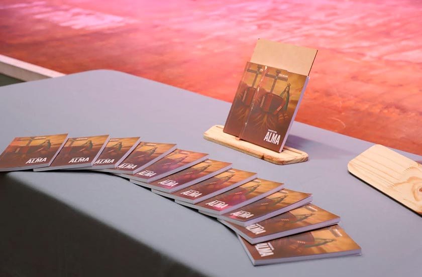 894wq3-02 PRESENTARON EL LIBRO "RAÍCES DE MI ALMA" DEL PADRE JULIÁN ZINI