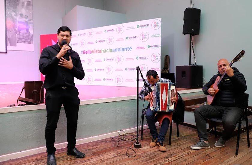 894wq3-03 PRESENTARON EL LIBRO "RAÍCES DE MI ALMA" DEL PADRE JULIÁN ZINI