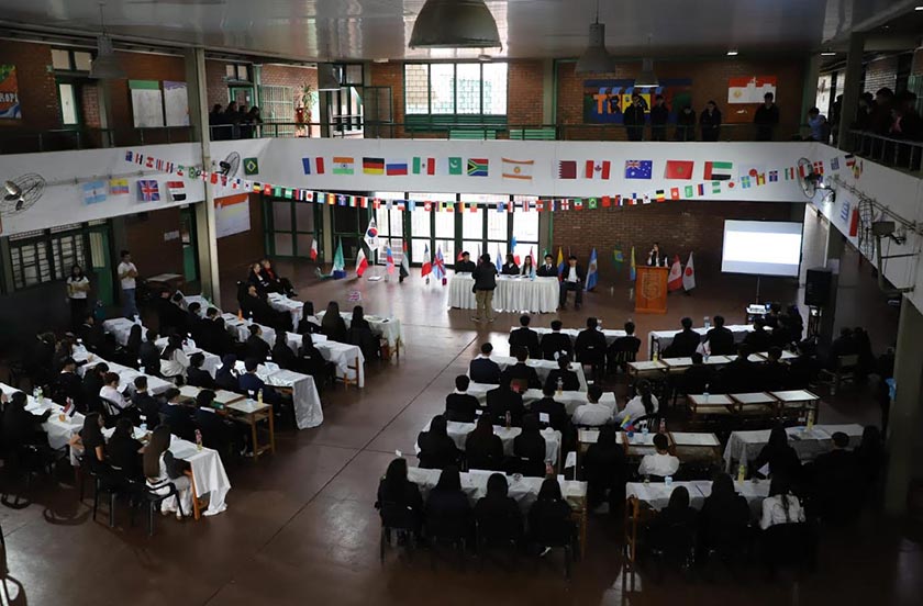456erwrwe-06 LA INTENDENTE BAZZI ACOMPAÑÓ EL SEGUNDO DEBATE DEL MODELO ONU EN LA ESCUELA NORMAL