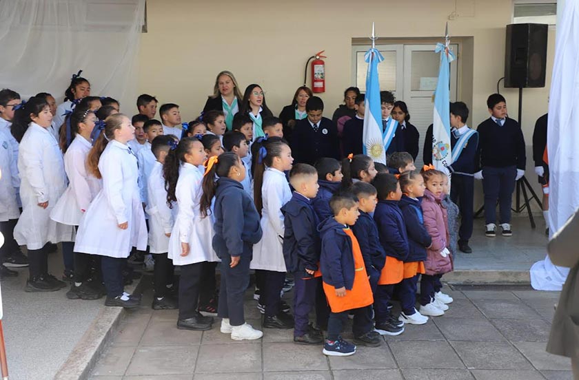 La intendente Bazzi participó de los 100 años de la escuela 734