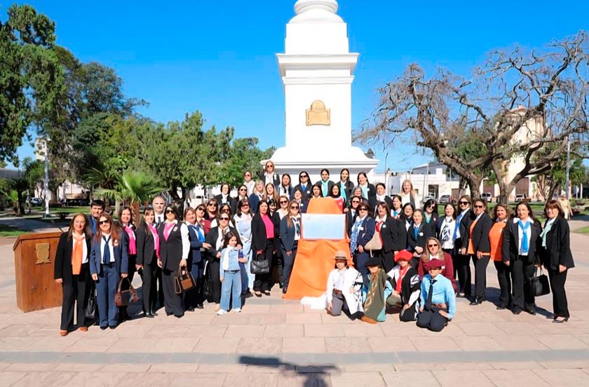 Descubrieron una placa por el día del maestro en el marco del bicentenario