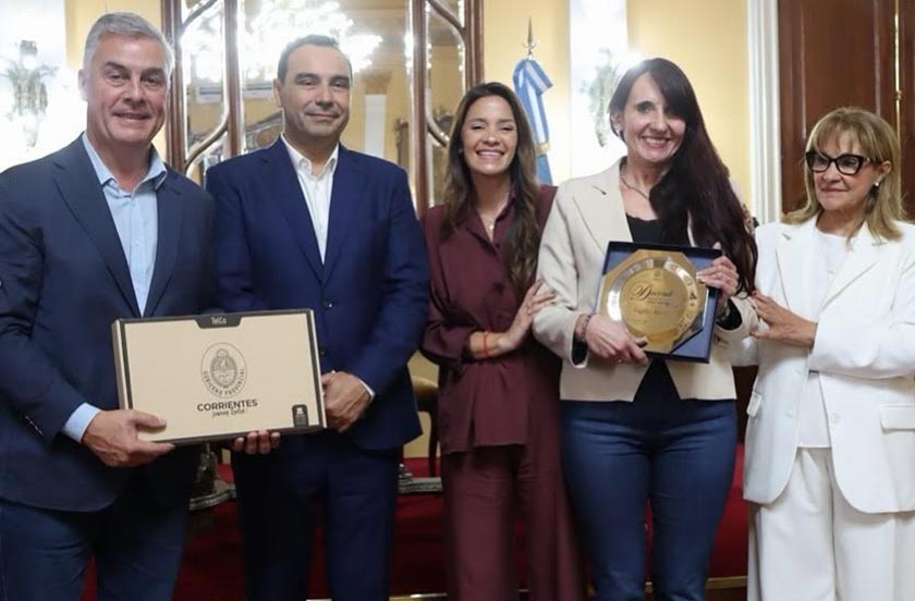 La intendente Bazzi participó de la distinción a docentes destacados de Corrientes