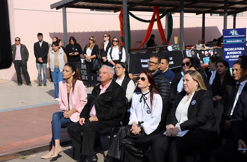 45ewqq-02 LA INTENDENTE BAZZI ACOMPAÑÓ LA EXPO CARRERAS DEL ISFD DE BELLA VISTA