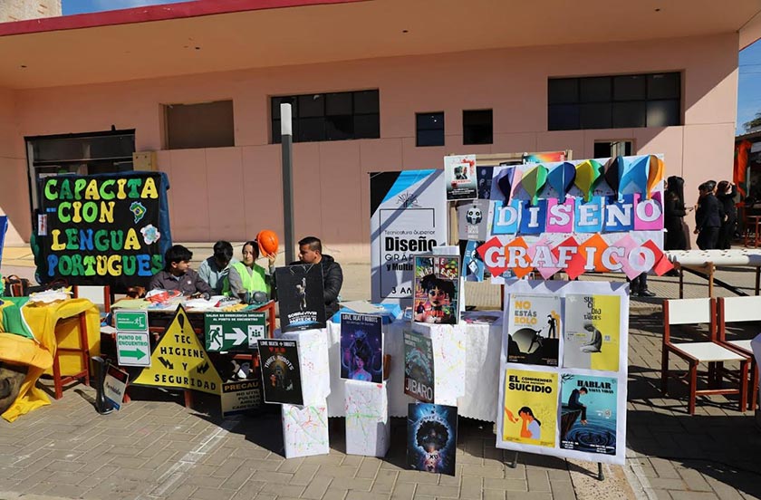 45ewqq-03 LA INTENDENTE BAZZI ACOMPAÑÓ LA EXPO CARRERAS DEL ISFD DE BELLA VISTA