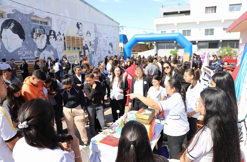 45ewqq-04 LA INTENDENTE BAZZI ACOMPAÑÓ LA EXPO CARRERAS DEL ISFD DE BELLA VISTA