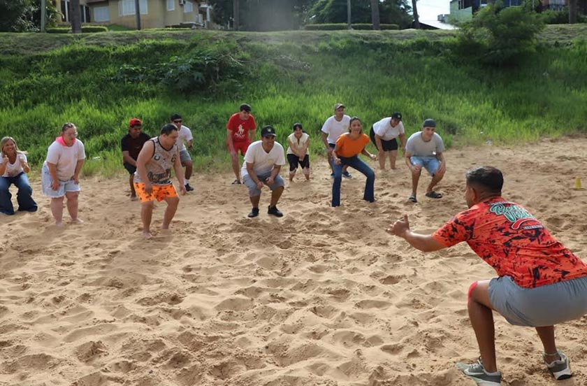 Realizaron actividades recreativas en la playa municipal con alumnos del Centro Sin Barreras