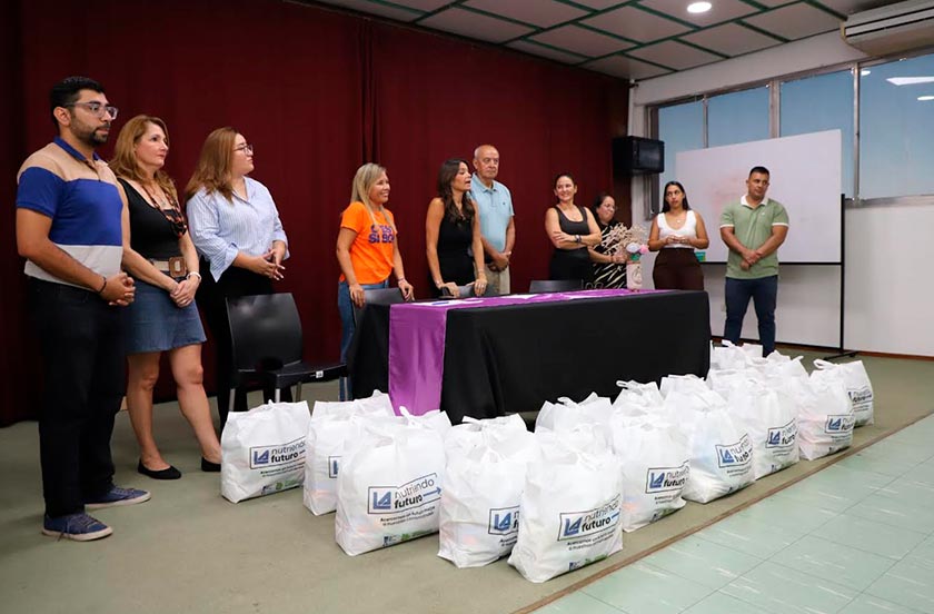 Entregan bolsones alimentarios a jefas de hogar